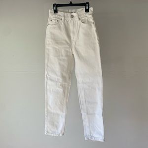 Woman’s white jeans